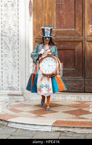 Donna mascherata in costume tradizionale con decorazione colorata pone ad una piazza veneziana durante la Venezia 2017 Carnevale. Foto Stock