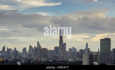 Bellissimo paesaggio urbano di Bangkok in serata, Baiyoke Tower II il più alto hotel in Tailandia Foto Stock