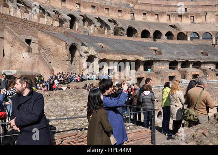 Roma, Italia - 16 Marzo 2016: i turisti che visitano il grande Colosseo romano ( Colosseo Colosseo ), noto anche come l'Anfiteatro Flavio Foto Stock