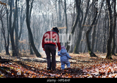 Madre con il suo bambino bambino passeggiate nella foresta Foto Stock