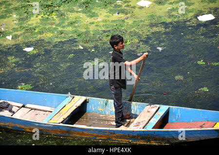 Kashmir Village boy, su piccola barca, Boy Kashmir foto d'archivio & Boy Kashmir (Foto Copyright © Saji Maramon) Foto Stock