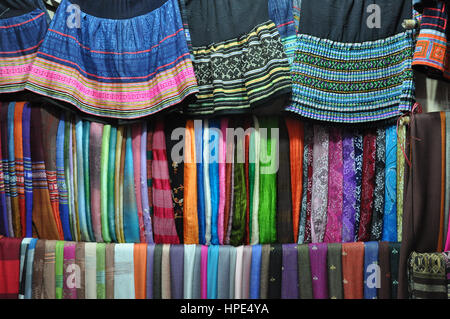 SAPA, Vietnam - Febbraio 22, 2013: manufatti tessili per la vendita nel mercato rurale di Sa Pa. Bac ha è hilltribe mercato dove le persone vengono per il commercio per Foto Stock