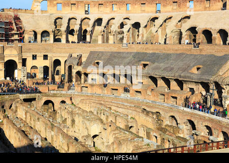 Interno del 1 ° secolo anfiteatro Flaviam noto come il Colosseo, Roma, Italia Foto Stock