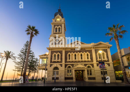 Adelaide, Australia - 22 agosto 2015: Glenelg Town Hall a Moseley piazza di sera. Moseley Square è una piazza nella città di Holdfast Bay a Foto Stock