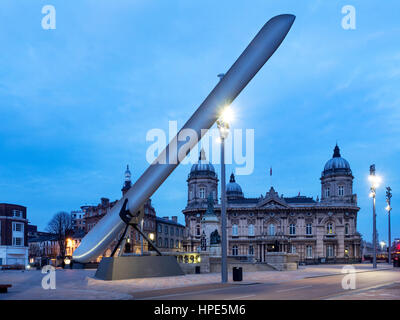 Scultura di lama nella parte anteriore del museo marittimo in Queen Victoria Square per Hull UK Città della cultura 2017 Hull Yorkshire Inghilterra Foto Stock