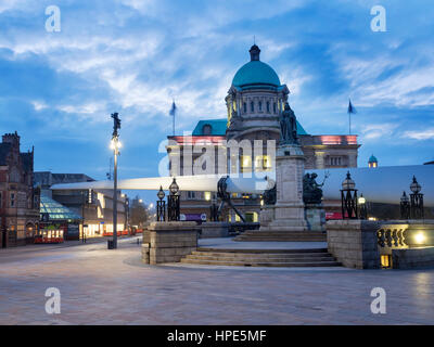 Scultura di lama nella parte anteriore del Hull City Hall di Queen Victoria Square per Hull UK Città della cultura 2017 Hull Yorkshire Inghilterra Foto Stock