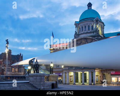 Scultura di lama nella parte anteriore del Hull City Hall di Queen Victoria Square per Hull UK Città della cultura 2017 Hull Yorkshire Inghilterra Foto Stock