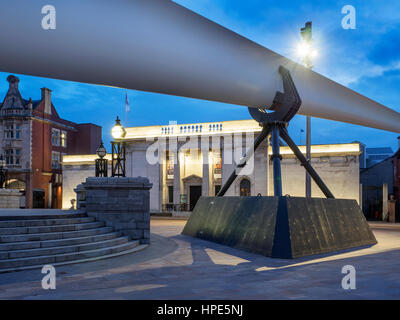 Scultura di lama di fronte Ferens Art Gallery di Queen Victoria Square per Hull UK Città della cultura 2017 Hull Yorkshire Inghilterra Foto Stock