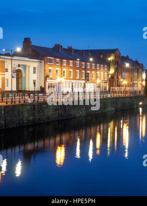 Princes Dock Street al crepuscolo in Hull Yorkshire Inghilterra Foto Stock