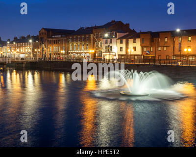 Fontana e Princes Dock Street al crepuscolo in Hull Yorkshire Inghilterra Foto Stock