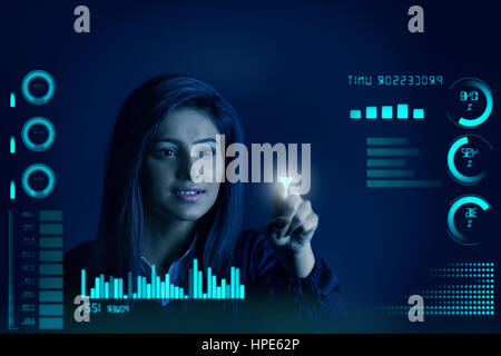 Imprenditrice con la punta rivolta verso il basso la freccia, grafici e tabelle si vede attraverso lo schermo Foto Stock