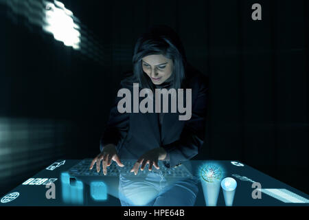 Sorridente imprenditrice utilizzando la tastiera virtuale Foto Stock