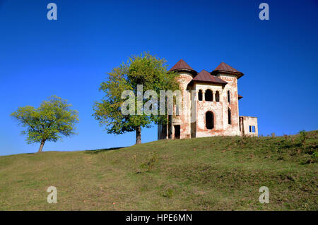 Old abandonned rumeno castello rurale nel mezzo del campo Foto Stock