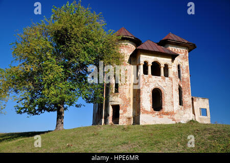 Old abandonned rumeno castello rurale nel mezzo del campo Foto Stock