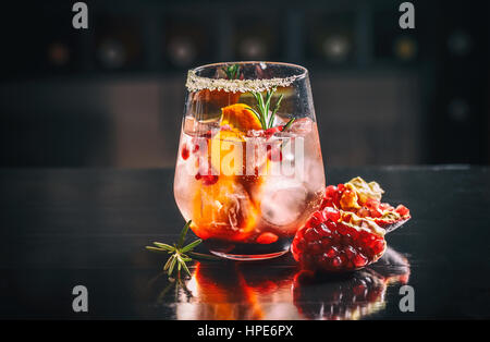 Bicchiere di melograno e succo d'arancia con frutta fresca Foto Stock