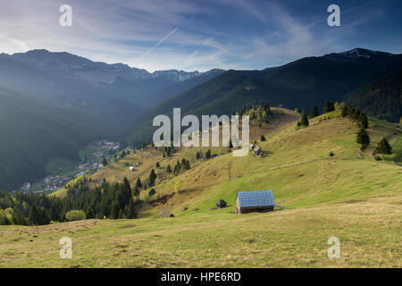 Paesaggio di primavera nei Carpazi. Vista rurale a Moieciu - crusca, Romania Foto Stock