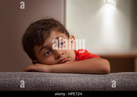 Ritratto di ragazzo appoggiata sul divano Foto Stock