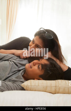 Madre e figlio giacente sul letto Foto Stock