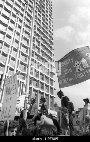 Assistente sociale John Connor parlando a un 'case per tutti " manifestazione di oggi al punto centrale (vedere a sinistra), il controverso grattacielo non occupati presso il St Giles Circus nel centro di Londra. La riunione ha seguito un marzo da Islington Town Hall. Foto Stock