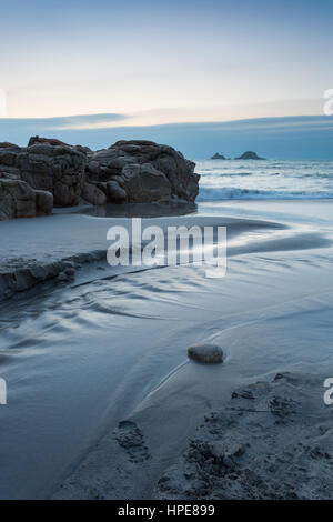 Porth Nanven noto anche come uova di dinosauro spiaggia con le off shore isole chiamato Brisons nella distanza a West Cornwall, vicino a St appena in febbraio Foto Stock