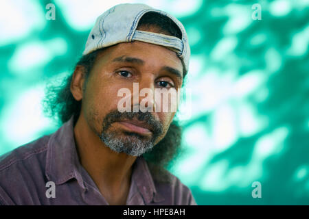 Vero popolo cubano e di emozioni, ritratto di sad maturo uomo latino dall'Avana, Cuba guardando la fotocamera con volto preoccupato e premuto l'espressione Foto Stock