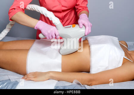 Massaggio a vuoto dell'addome di una giovane ragazza. Cosmetologia strumentale. Spa Studio. Il ringiovanimento della pelle e il serraggio. Postatale smagliature. Foto Stock