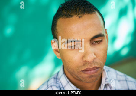 Vero popolo cubano e di emozioni, ritratto di sad latino uomo da l'Avana, Cuba guardando la fotocamera con volto preoccupato e premuto l'espressione Foto Stock