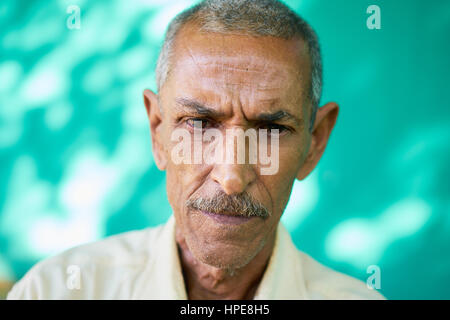 Vero popolo cubano e di emozioni, ritratto di triste vecchio uomo latino dall'Avana, Cuba guardando in giù con la faccia preoccupata e premuto l'espressione Foto Stock