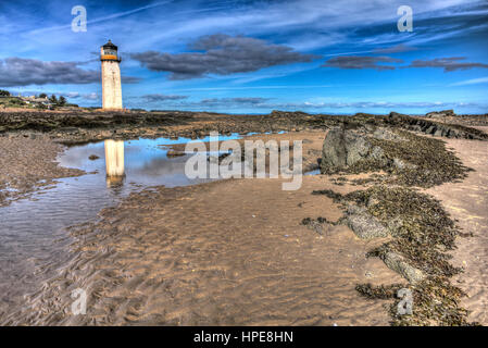 Faro Southerness veduta distante con la riflessione. High Dynamic Range Immagine (HDR). Costruito nel 1749 con miglioramenti apportati nel 1800s aiutata dal re Foto Stock