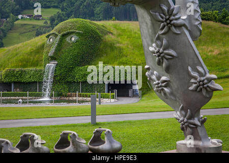 Il Gigante, ingresso alle camere di meraviglia,dalla colata di alluminio da Bruno Gironcoli, Swarovski Kristallwelten, Crystal World Museum, Innsbruck, in Austri Foto Stock