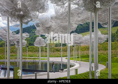 Cloud di cristallo e piscina a specchio, Swarovski Kristallwelten, Crystal World Museum, Innsbruck, Austria Foto Stock