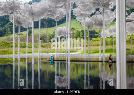 Cloud di cristallo e piscina a specchio, Swarovski Kristallwelten, Crystal World Museum, Innsbruck, Austria Foto Stock