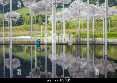 Cloud di cristallo e piscina a specchio, Swarovski Kristallwelten, Crystal World Museum, Innsbruck, Austria Foto Stock