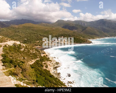 La Corsica, Francia: Costa del Cap Corse e Nonza Beach in mare mosso e il forte vento di maestrale Foto Stock