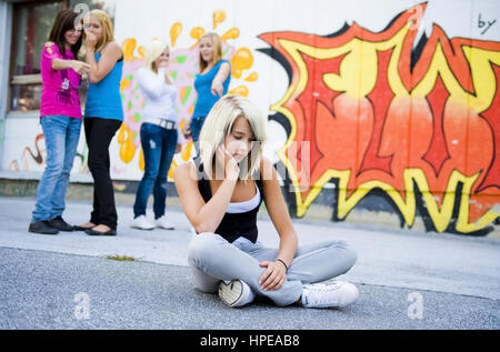 Modello rilasciato , Jugendliches Maedchen wird von Gleichaltrigen gemobbt - teenager mobbing Foto Stock