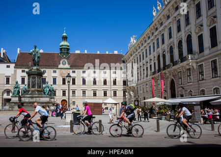 Le biciclette nel Palazzo Imperiale Hofburg,Vienna, Austria, Europa Foto Stock