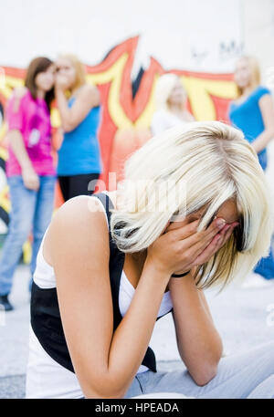 Modello rilasciato , Jugendliches Maedchen wird von Gleichaltrigen gemobbt - teenager mobbing Foto Stock