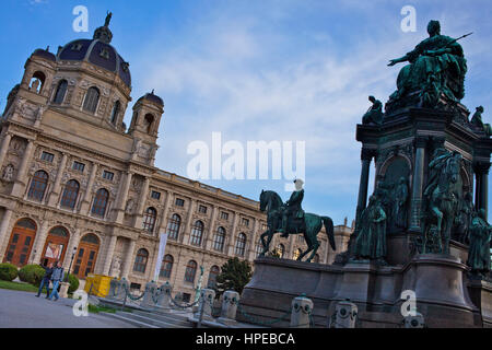 Maria Theresien monumento a Maria Theresien platz in parte anteriore del Kunsthistorisches Museum (Museo di Storia dell'arte), Vienna, Austria, Europa Foto Stock