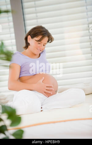 Modello rilasciato , Schwangere Frau - donna in stato di gravidanza Foto Stock