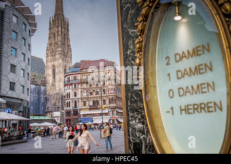 Scena di strada, in Stephansplatz, sullo sfondo la cattedrale di Santo Stefano a Vienna, in Austria Foto Stock