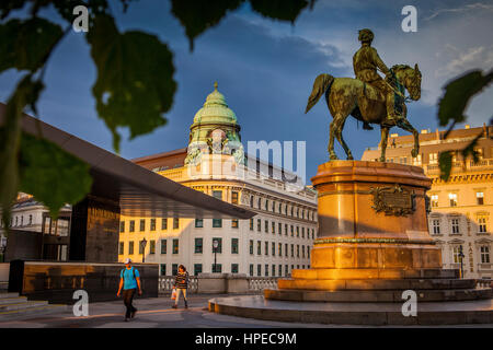 Ingresso al Museo Albertina Palace Museum. Statua equestre (Albrecht monumento),Albertinaplatz,Vienna, Austria, Europa Foto Stock