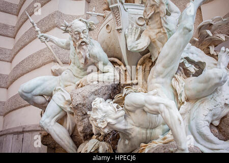 Dettaglio della fontana nella facciata principale del Palazzo di Hofburg,Michaelerplatz,Vienna, Austria Foto Stock