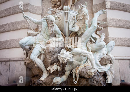 Dettaglio della fontana nella facciata principale del Palazzo di Hofburg,Michaelerplatz,Vienna, Austria Foto Stock