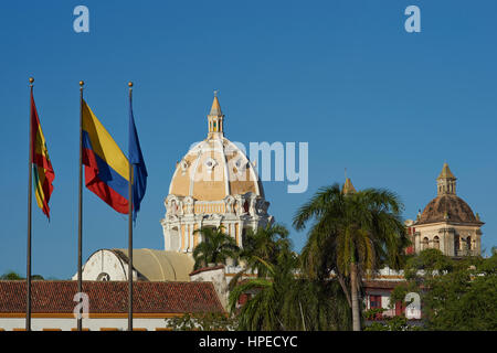 Bandiere nel Parque de la Marina contro uno sfondo storico della città di Cartagena de Indias in Colombia Foto Stock