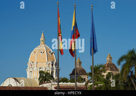 Bandiere nel Parque de la Marina contro uno sfondo storico della città di Cartagena de Indias in Colombia Foto Stock