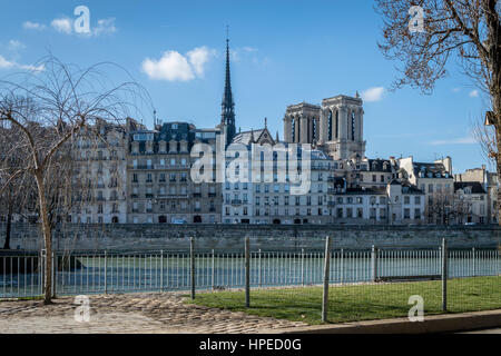 Notre Dame de Paris Sous le soleil, photo prise des quais de Seine, sous onu magnifique ciel bleu Foto Stock