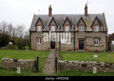 Un vecchio flint costruito english home in Donnington, Chichester, 2017 Foto Stock