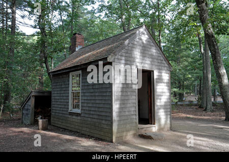 Replica di Henry David Thoreau del piccolo capanno accanto a Walden boschi, vicino a Walden Pond in concordia, Massachusetts, Stati Uniti. Foto Stock