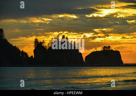 Tramonto a la spiaggia di Push, nello Stato di Washington Costa, STATI UNITI D'AMERICA, adiacente al parco nazionale di Olympic Foto Stock