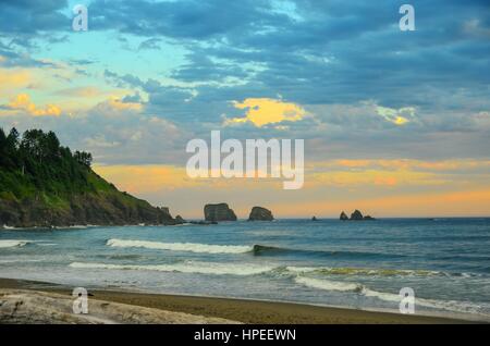 Tramonto a la spiaggia di Push, nello Stato di Washington Costa, STATI UNITI D'AMERICA, adiacente al parco nazionale di Olympic Foto Stock